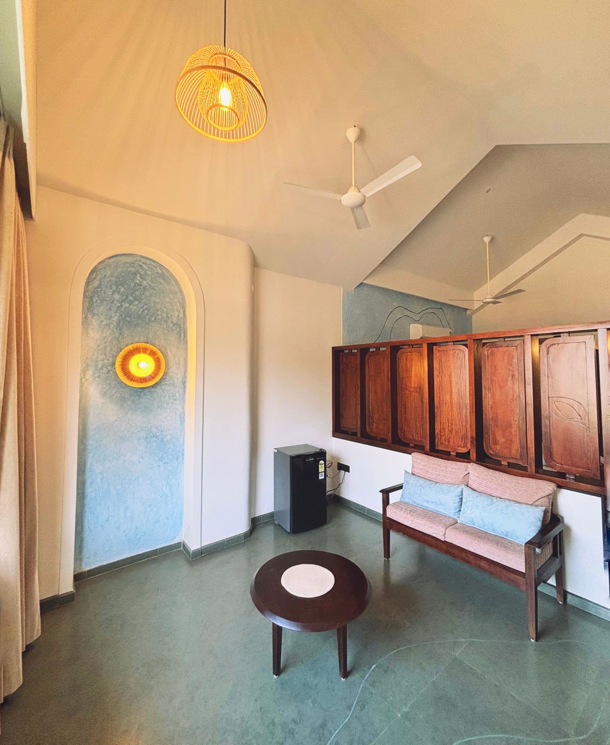 The Varahi lounge under the vaulted ceiling, with its arched blue niche and carved divider